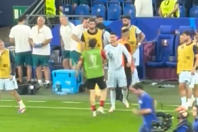 O momento entre Ronaldo e Kvaratskhelia após apito final