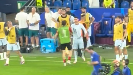 O momento entre Ronaldo e Kvaratskhelia após apito final
