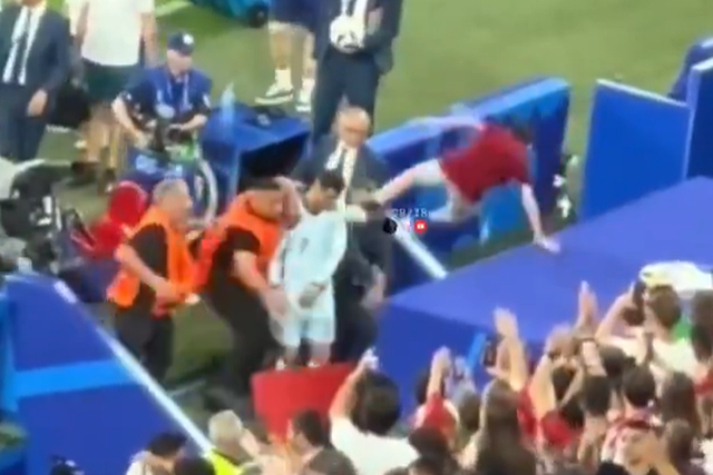 Adepto atira-se da bancada para ir ao encontro de Ronaldo