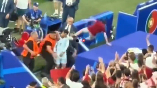 Adepto atira-se da bancada para ir ao encontro de Ronaldo