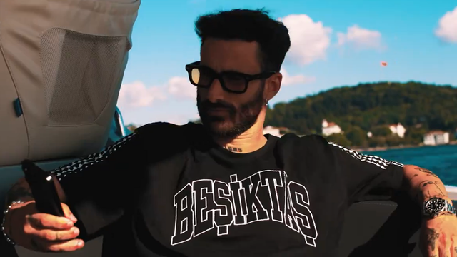 Rafa chega ao Besiktas de barco e fala em «melhor estádio do mundo»