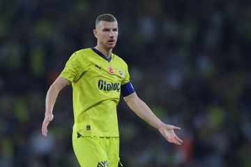 Dzeko deixa o Fenerbahçe após conversa com Mourinho