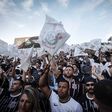 Adeptos do Corinthians invadem sede e campo de treinos do clube