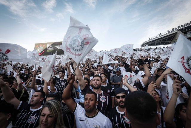 Adeptos do Corinthians invadem sede e campo de treinos do clube