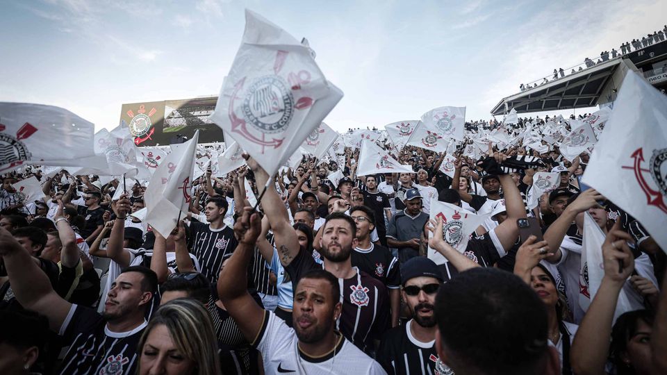 Adeptos do Corinthians invadem sede e campo de treinos do clube