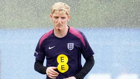 Jogador da seleção inglesa maltratado após queda de bicicleta