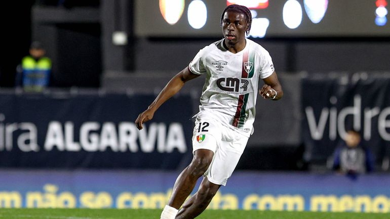 Mercado E. Amadora: dupla de saída para o mesmo país... mas para clubes diferentes
