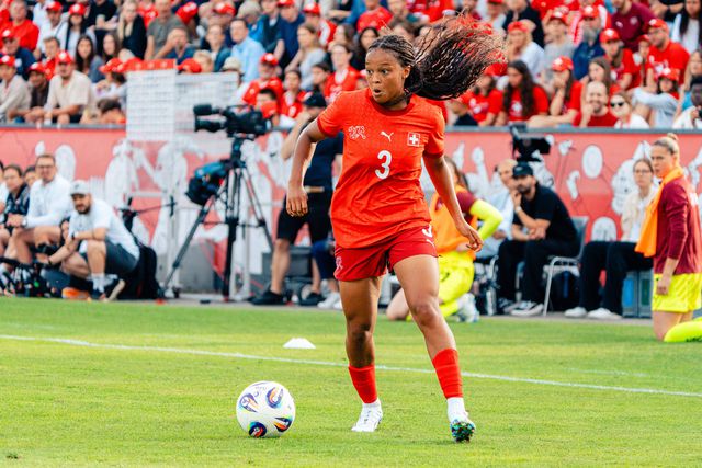 «A bola é para os meninos»