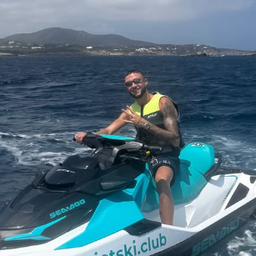 Zeno Debast em Ibiza, Espanha