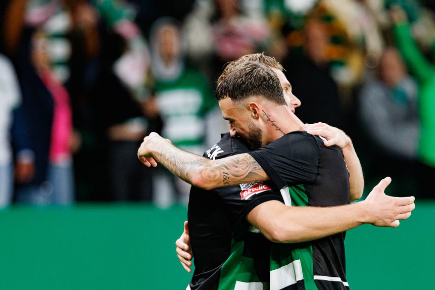 Zeno Debast a celebrar um golo com Viktor Gyokeres