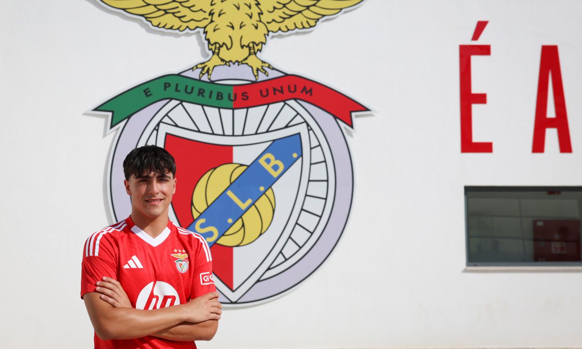 Bernardo Nunes assina contrato profissional com o Benfica