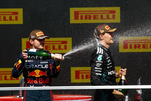 Max Verstappen dá banho de champanhe a George Russell no pódio do Grande Prémio do Canadá