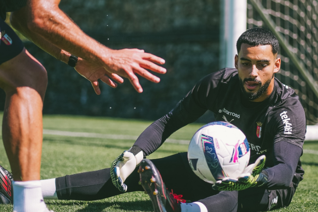 Alaa Bellaarouch, a primeira contratação dos arsenalistas para 2025/2026, já trabalha na Cidade Desportiva (Foto: SC Braga)