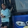Goretzka a sair do autocarro do Equador, ao aperceber-se do erro cometido