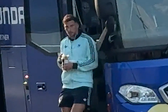 Goretzka a sair do autocarro do Equador, ao aperceber-se do erro cometido