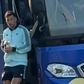 Goretzka a sair do autocarro do Equador, ao aperceber-se do erro cometido