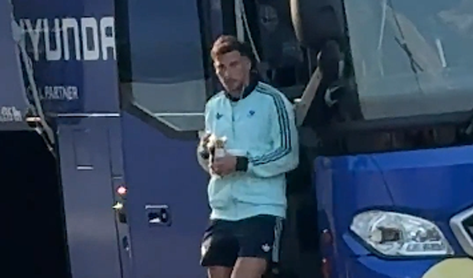Goretzka a sair do autocarro do Equador, ao aperceber-se do erro cometido