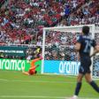 Muslera não conseguiu segurar remate de Baena e saiu ao intervalo