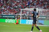 Muslera não conseguiu segurar remate de Baena e saiu ao intervalo
