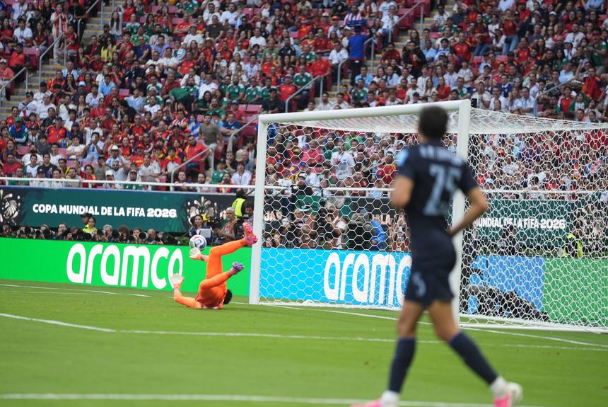 Muslera não conseguiu segurar remate de Baena e saiu ao intervalo