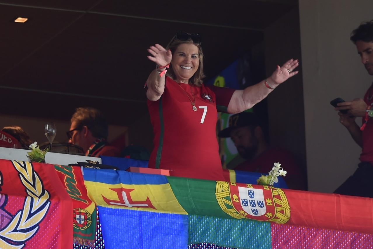 Dolores Aveiro está na bancada e veste camisola especial da conquista do Euro 2016, com a número 7 do 'seu' Cristiano Ronaldo - Foto: Miguel Nunes
