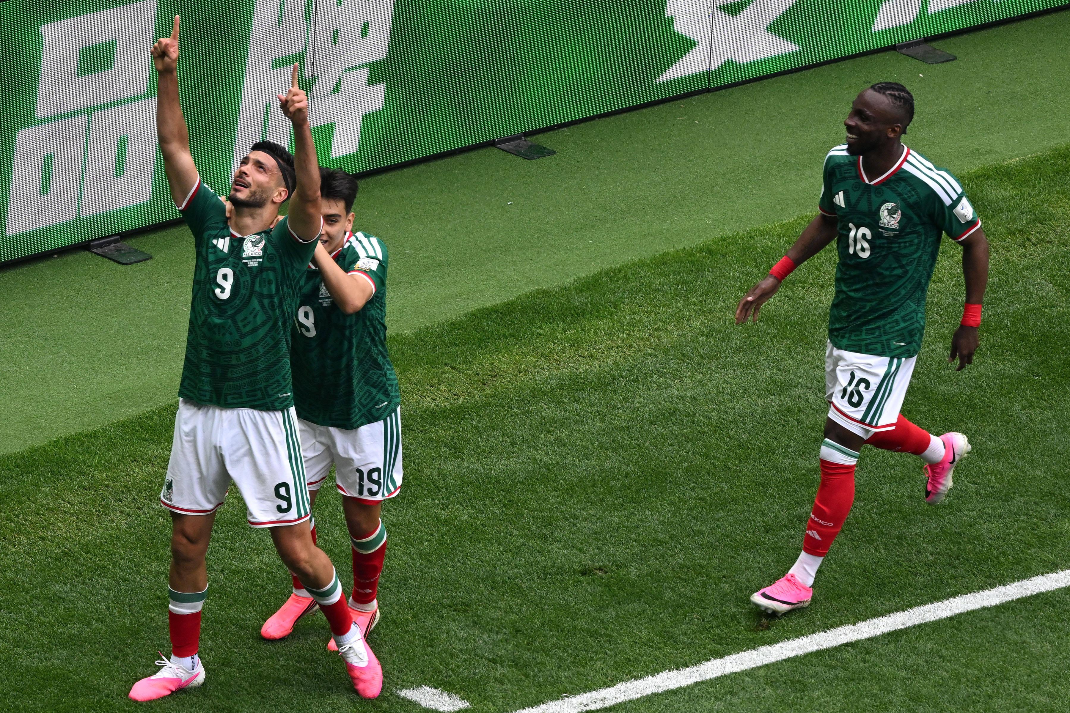 Raúl Jiménez a festejar golo