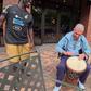 Gana em festa, Queiroz até dá música