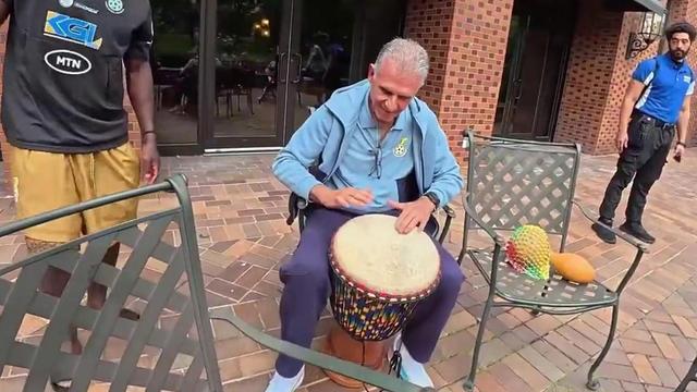 Gana em festa, Queiroz até dá música