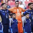 Muslera foi titular e saiu ao intervalo por opção própria