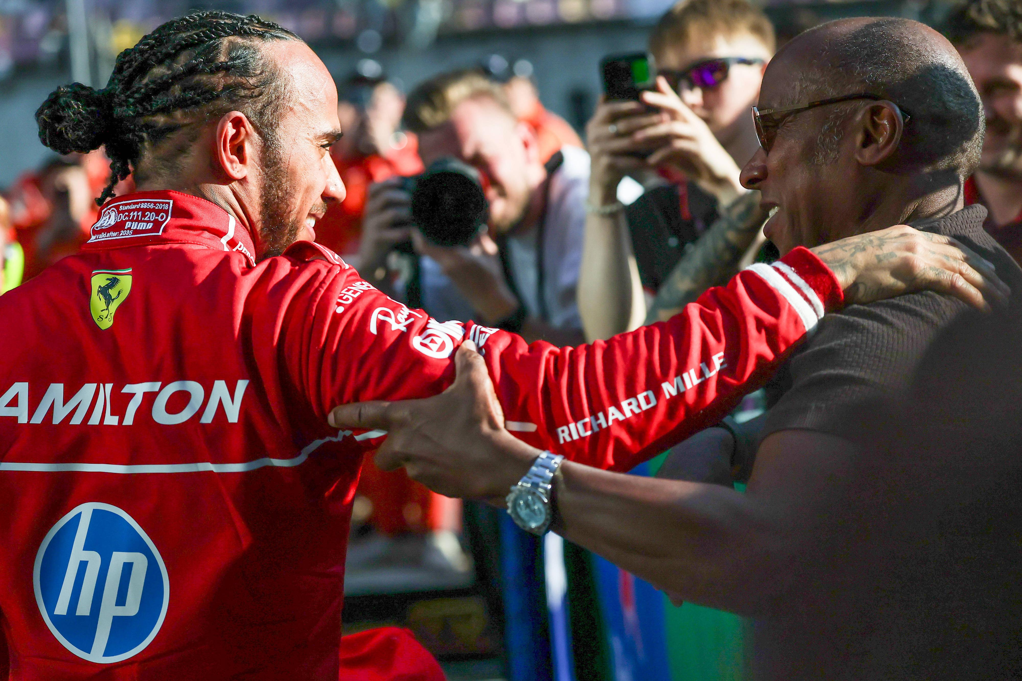 O piloto da Ferrari Lewis Hamilton com o pai no parque fechado da equipa italiana. IMAGO