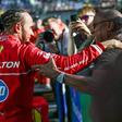 O piloto da Ferrari Lewis Hamilton com o pai no parque fechado da equipa italiana. IMAGO