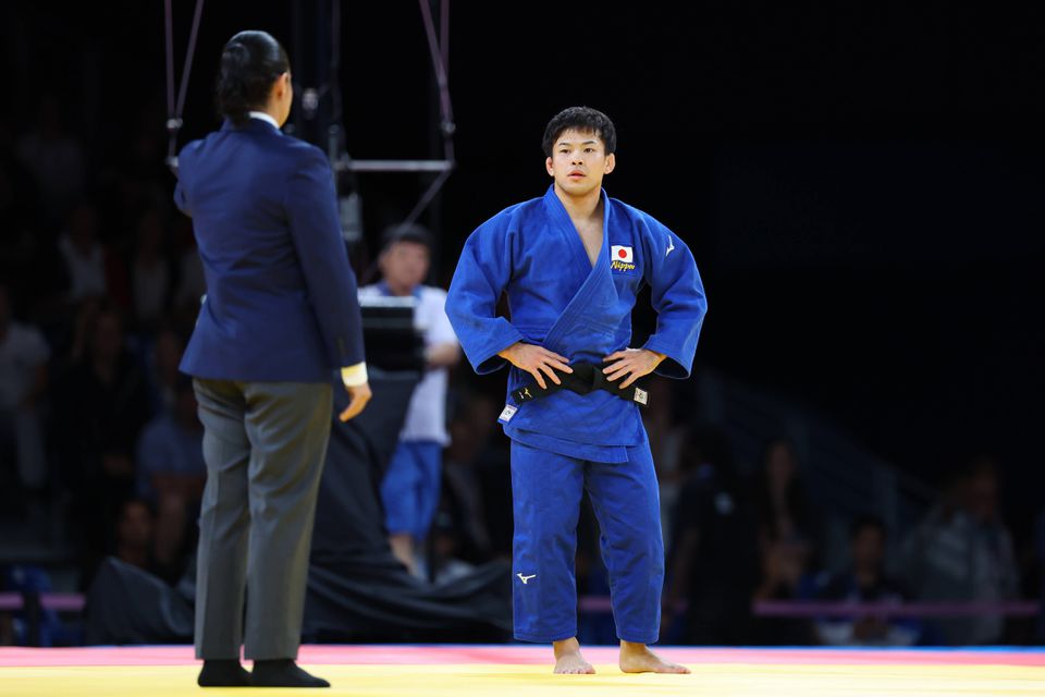 Judoca japonês recusa deixar o tatami depois de ser derrotado