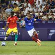 Paris 2024: vitória sofrida deixa França com um pé nos quartos de final do futebol