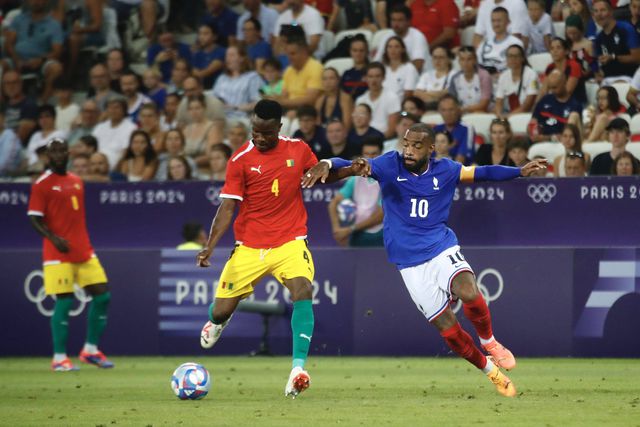 Paris 2024: vitória sofrida deixa França com um pé nos quartos de final do futebol