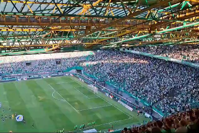 Alvalade de pé a aplaudir Coates