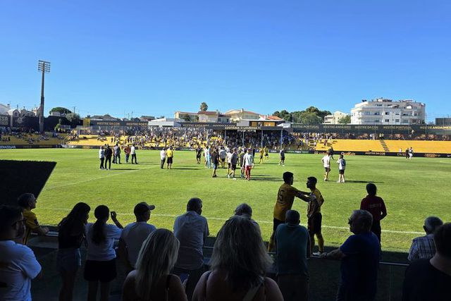 Lourosa-Boavista interrompido por invasão de adeptos