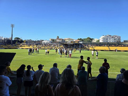 Lourosa-Boavista interrompido por invasão de adeptos