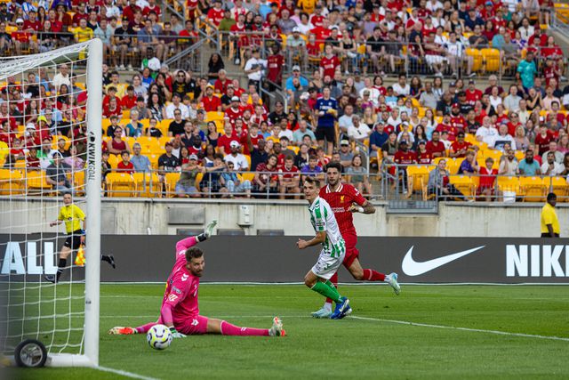 Liverpool vence particular com o Bétis na estreia de Arne Slot