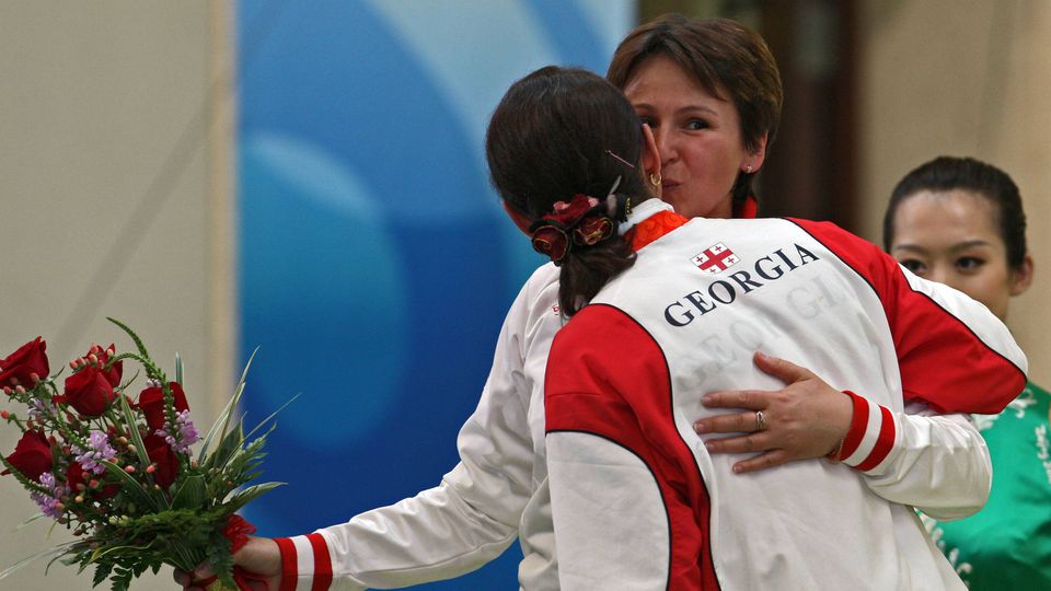 Nino Salukvadze é a primeira mulher a participar em 10 edições dos Jogos Olímpicos