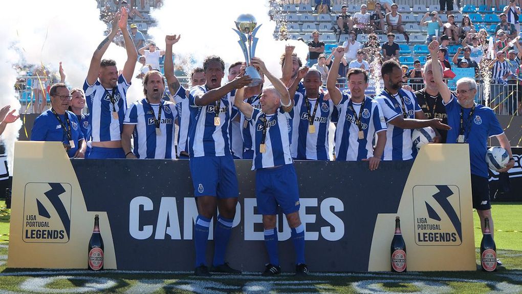 FC Porto ergue troféu. Foto Liga Portugal
