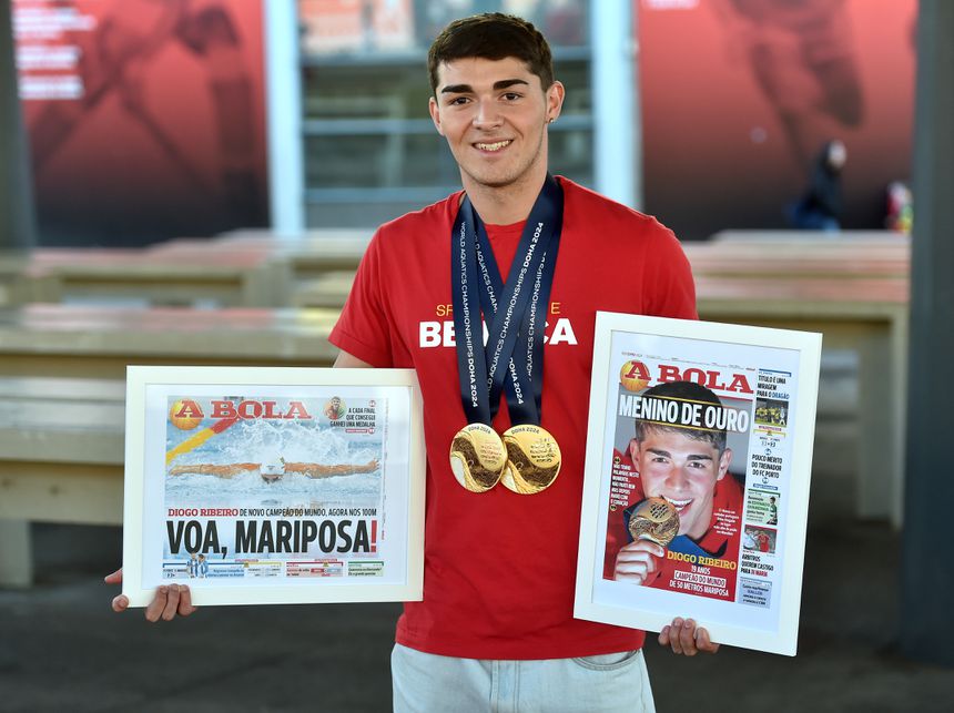 Diogo Morgado visitou, a 20 de fevereiro do ano passado, a redação de a A BOLA e recebeu duas molduras com as primeiras páginas em que foi protagonista depois dos títulos mundiais conquistados nos 50 e 100 m mariposa em Doha-2024