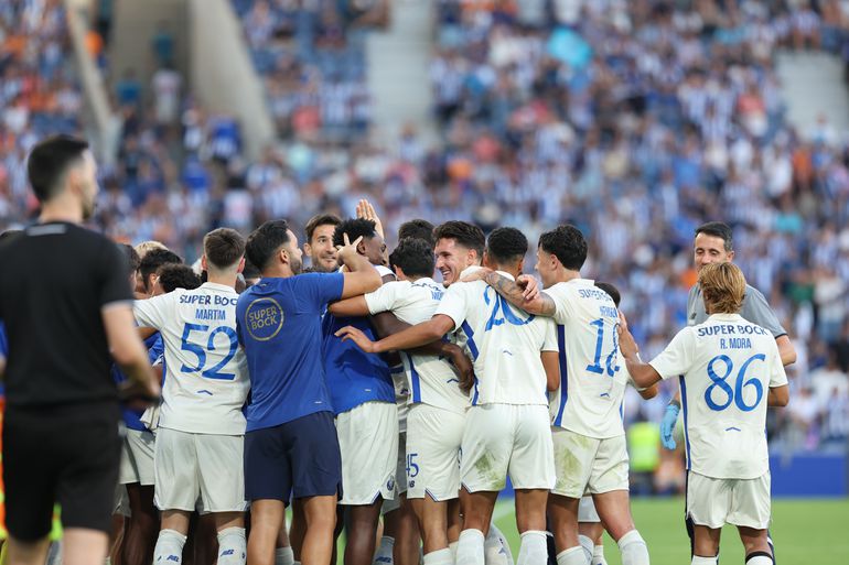 Jogadores do FC Porto a celebrar o golo da vitória