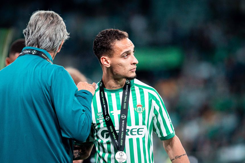 Antony foi finalista vencido na UEFA Conference League pelo Betis