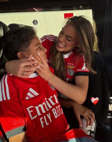 Minibus especial para apoiar Ríos na estreia pelo Benfica