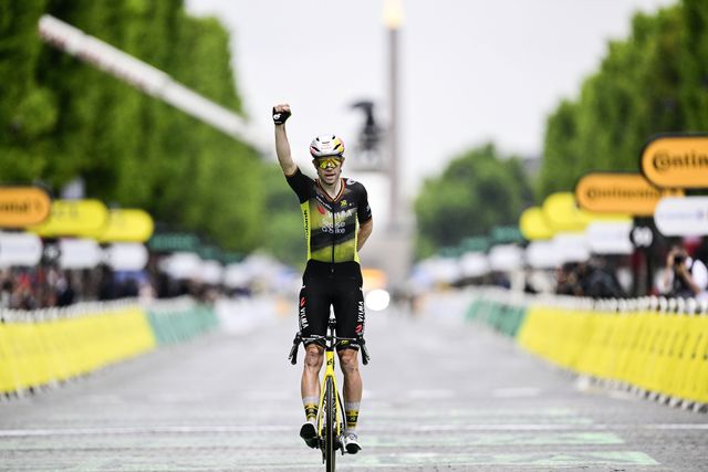 Van Aert vence na passadeira vermelha de Paris para Pogacar