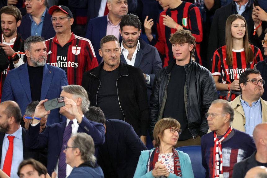 Francesco Totti com o filho ao lado