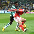 Yannick Djaló, avançado do Sporting, tenta roubar a bola a Ruben Amorim, médio do Benfica durante o encontro entre os dois clubes referente à temporada 2009/10
