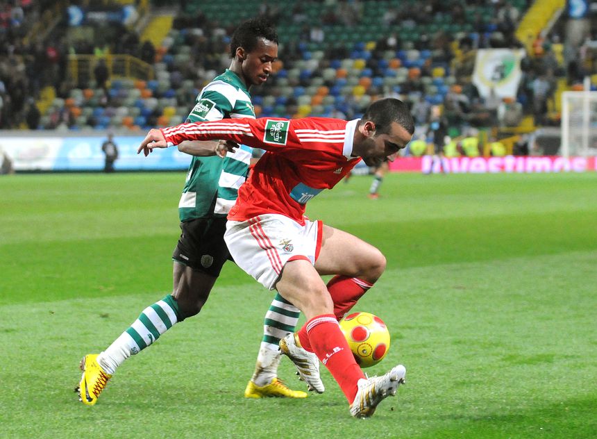 Yannick Djaló, avançado do Sporting, tenta roubar a bola a Ruben Amorim, médio do Benfica durante o encontro entre os dois clubes referente à temporada 2009/10