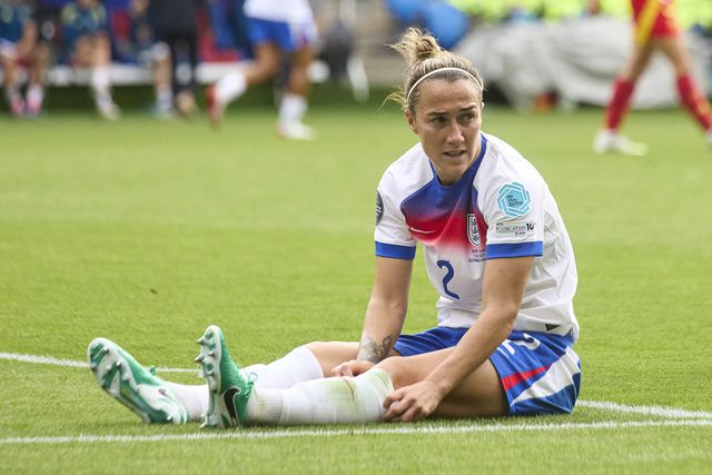 Lucy Bronze foi assistida um par de vezes durante o jogo com Espanha, tendo sido substituída aos 106 minutos