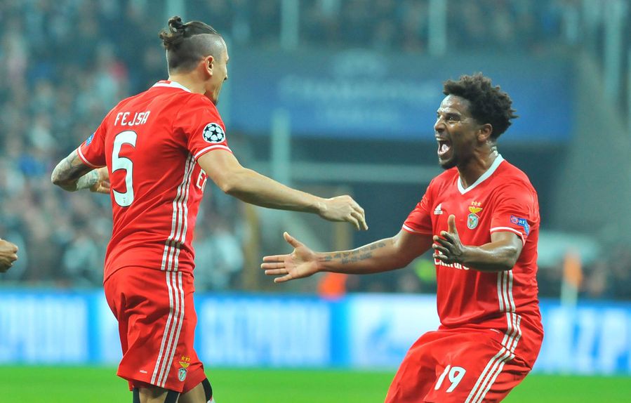 Fejsa e Eliseu, na época 2016/2017, vestidos com a camisola do Benfica